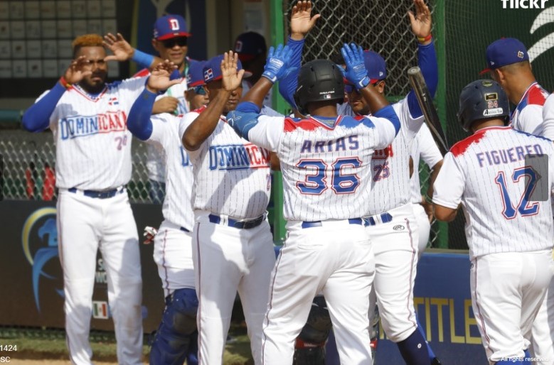 Los dominicanos celebran la victoria ante Filipinas en el inicio del Mundial de Softbol masculino, organizado por la WBSC.