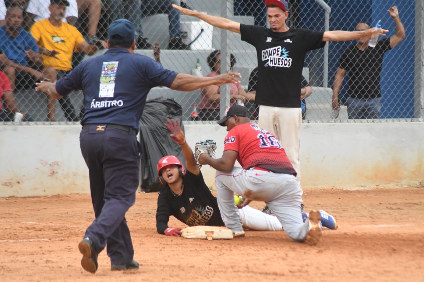 Anthony García de los Rompe Huesos llega “safe” a tercera base en el partido que su equipo venció a la FARD y avanzó a la final del Grupo-A del torneo de Ligas de la provincia Santo Domingo.