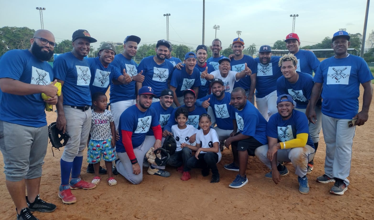 El equipo Complejo Puerto que juega a primera hora contra el 8 ½ de la Avenida Independencia.