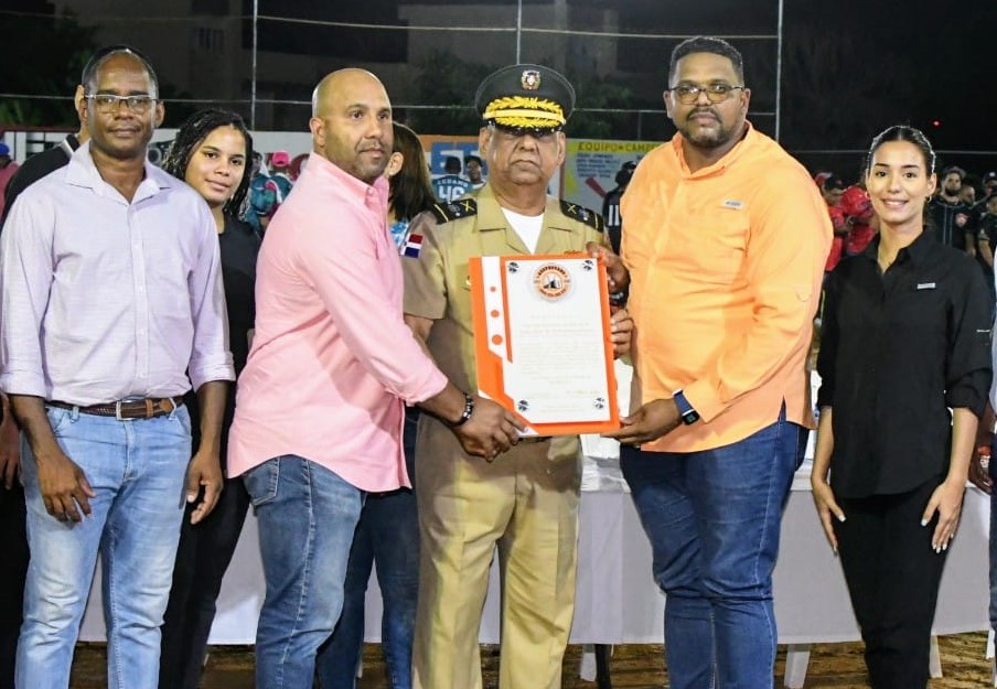 El mayor general Julio César Hernández Olivero, (centro), recibe una placa de reconocimiento que le entregan Alison Díaz, Apolinar Durán, el coronel Alcibíades Hernández Soufront y la regidora Ayleen Deschamps.