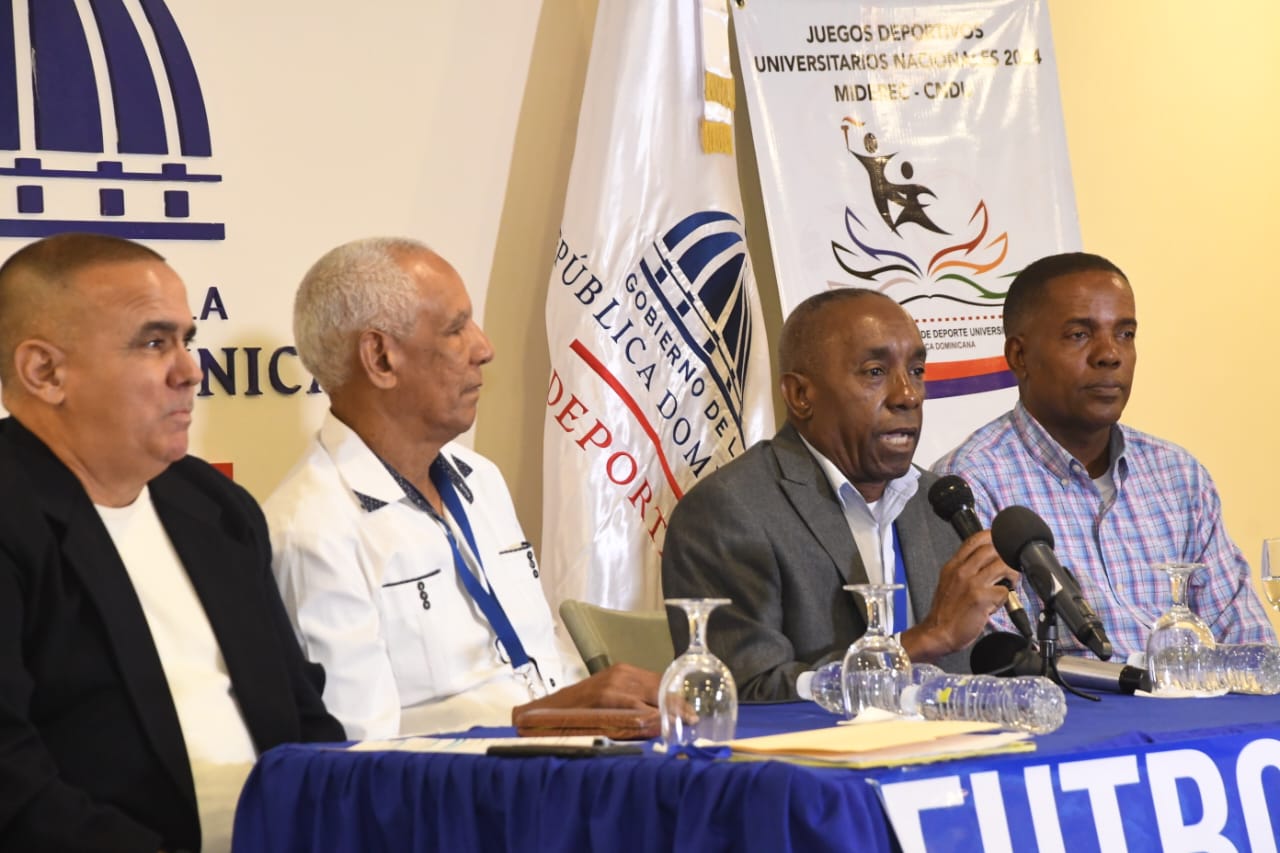 Desde la izquierda Carlos Ramírez, Rafael Jiménez, Roque García y Robert Alcántara, en la rueda de prensa donde se ofrecieron los detalles del torneo de fútbol sala de los Juegos Universitarios 2024.