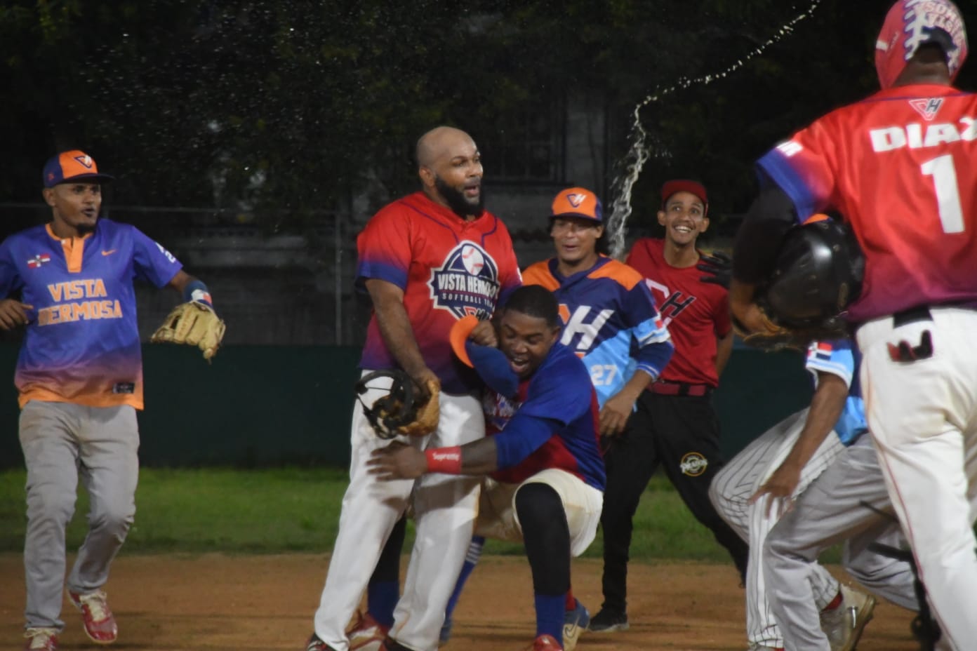 Jugadores de Hainamosa celebran el triunfo sobre los Cerros de Buena Vista-1, en la segunda jornada del torneo de softbol de Ligas, organizado por Asoprosado