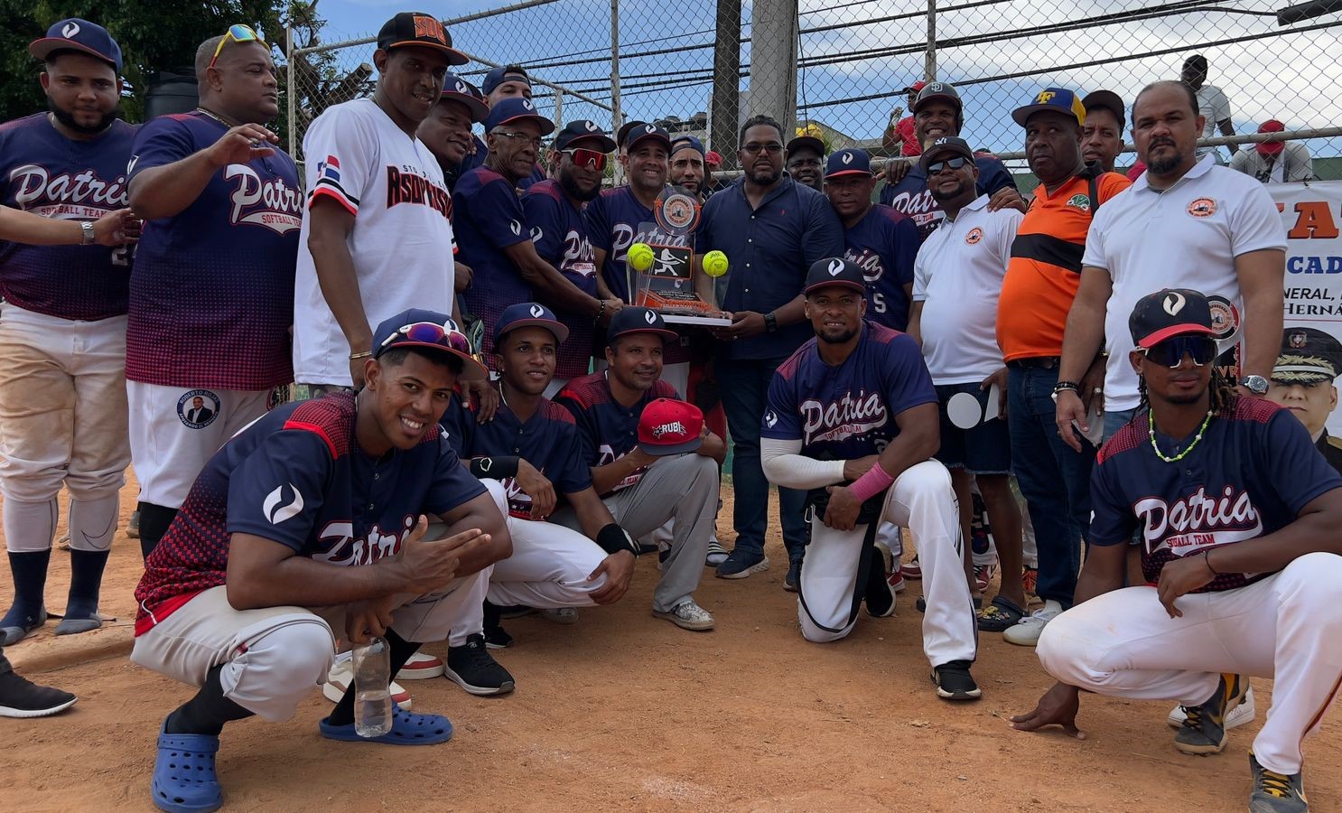 El equipo Seguros Patria, campeón del torneo de Equipos-B organizado por la Asociación de Softbol de Santo Domingo (Asoprosado), en su versión 2024.