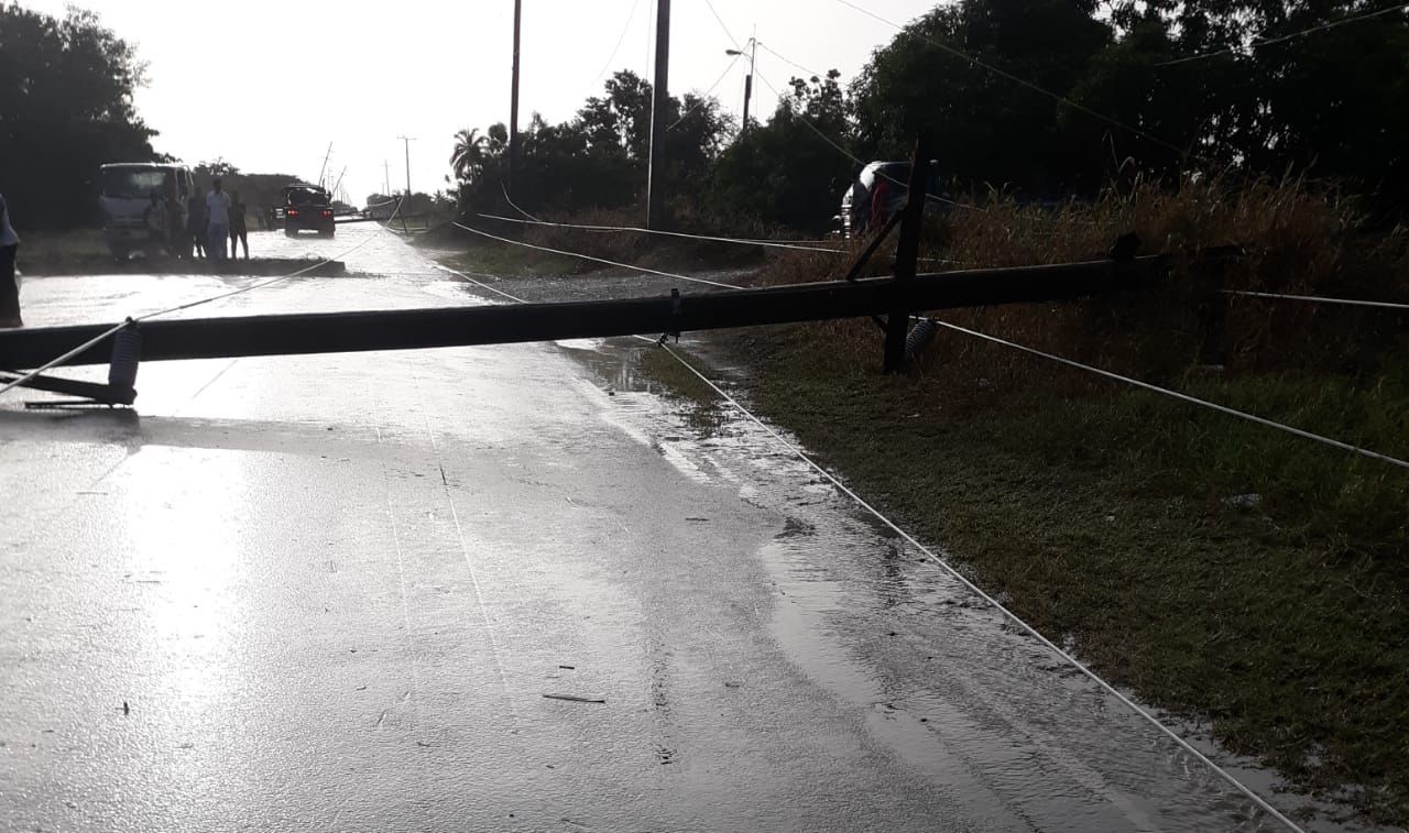 Tornado derribó cuatro postes del tendido eléctrico y afecta línea de 69 kilovatios en San Juan-Las Matas