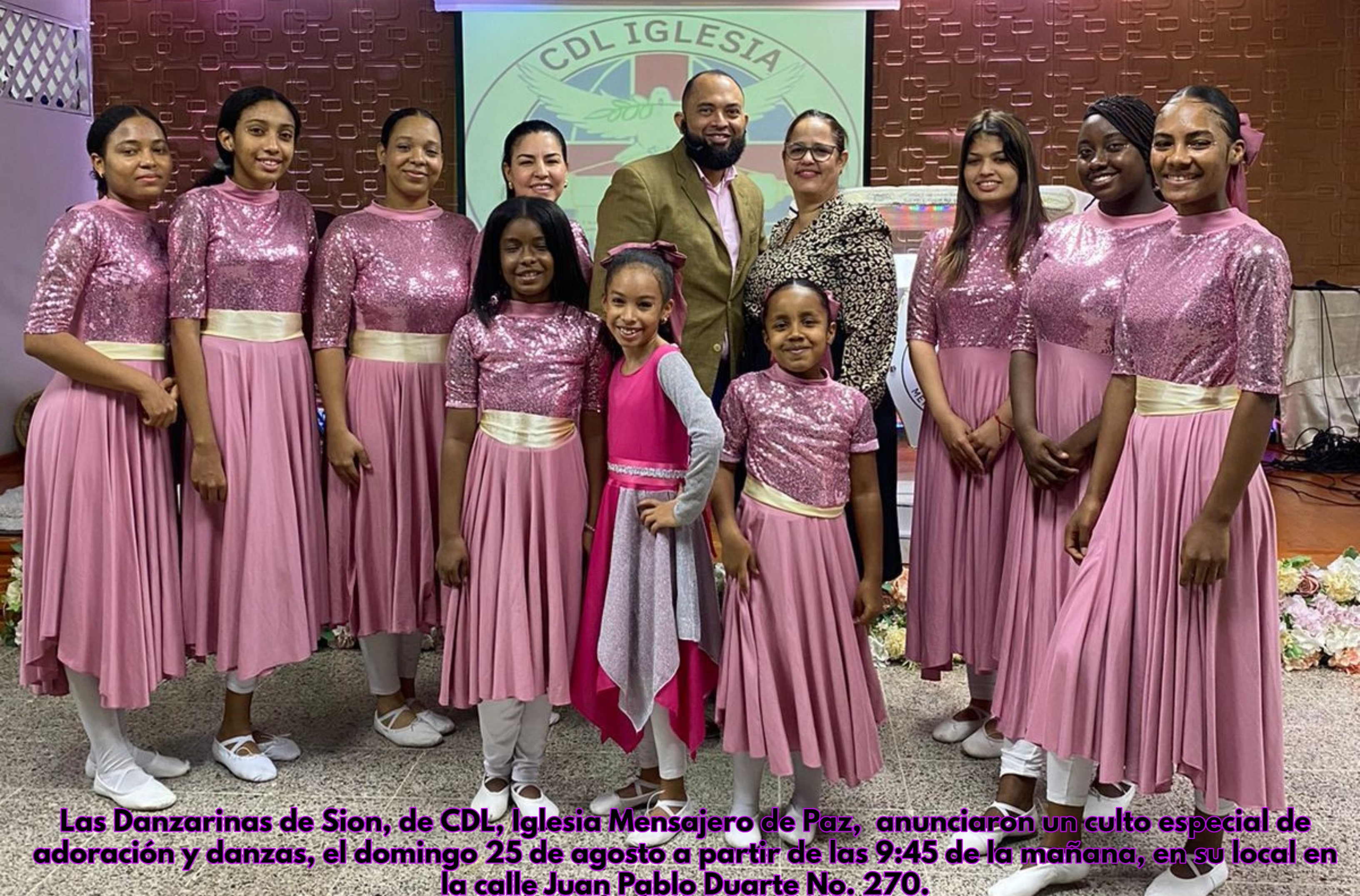 Los pastores de la CDL Iglesia Mensajero (centro), Melvin Pichardo y Kenia Tavárez, junto al grupo de danzas del Ministerio de Sion, que tendrá el concierto Libre para Danzar”, el domingo 25 de agosto, en su local de la calle Juan Pablo Duarte No, 279 en el sector 30 de mayo.