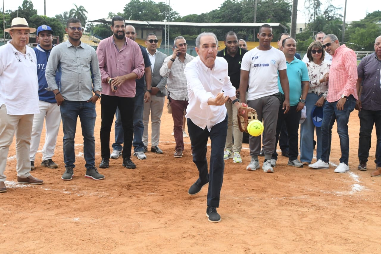 El Dr. Franklin García Fermín, Ministerio de Educación Superior, Ciencia y Tecnología (MESCyT), lanza la primera bola para dejar inaugurado el torneo olímpico universitario de softbol, organizado por la Asociación del Distrito Nacional.