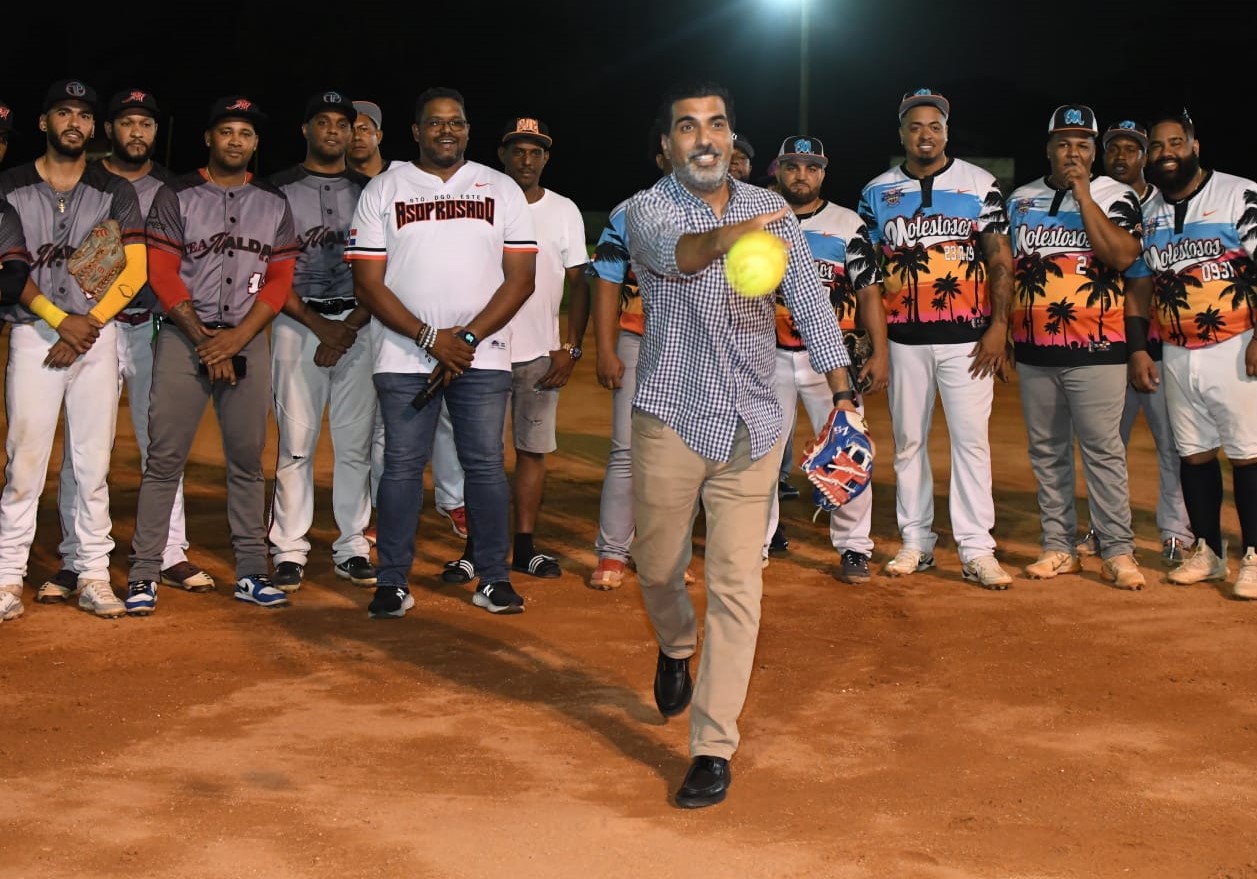 Juan José Rojas Franco lanza la primera bola previos a los partidos del Grupo-B, en la primera final de Equipos-B, que se jugó en el estadio los Trinitarios, como parte del torneo de softbol que organiza la Asociación de la Provincia Santo Domingo. (Fuente externa).