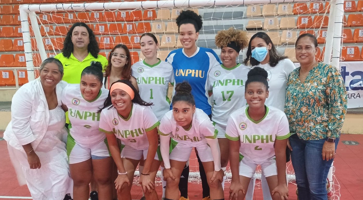 Los equipos de la Universidad Nacional Pedro Henríquez Ureña en masculino y femenino, avanzaron a la final en el torneo de fútbol sala universitario, que se juega por la copa Miderec, en el Pabellón de Karate del Centro Olímpico Juan Pablo Duarte.