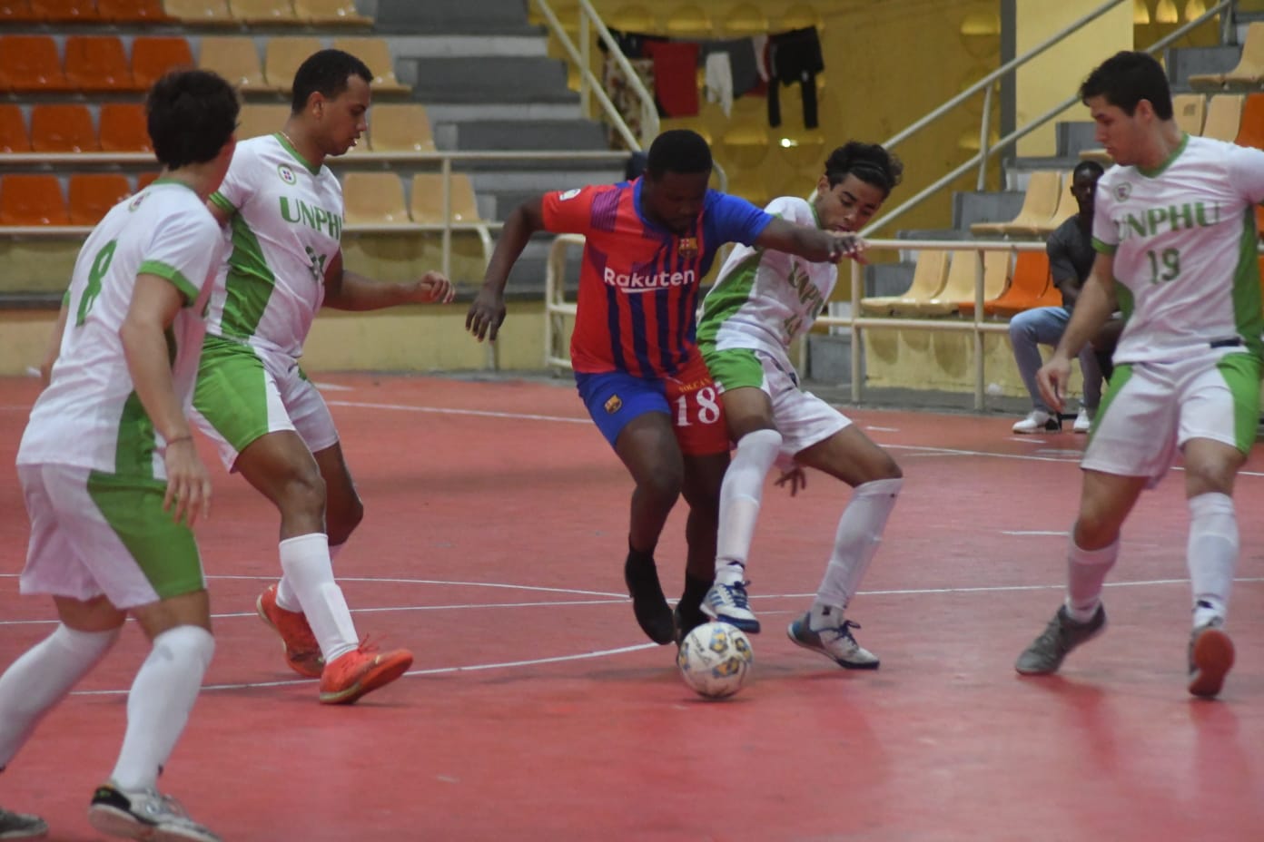 Acción en el partido el equipo masculino de la Universidad Nacional Pedro Henríquez Ureña (UNPHU), venció a los del Eugenio María de Hostos, (Uniremhos).