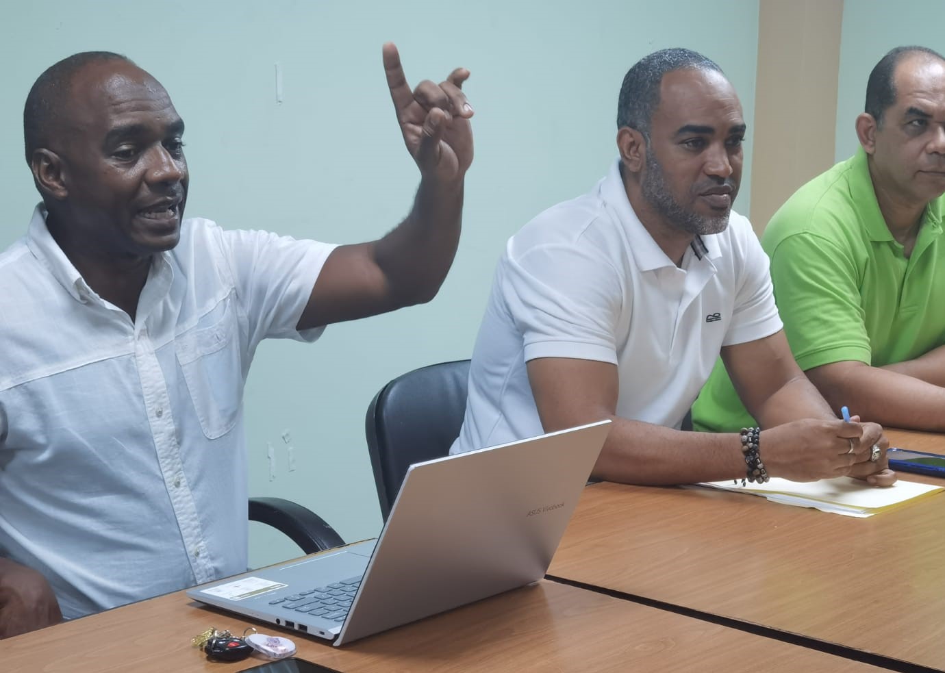 Apolinar Durán (izquierda), presidente, Gabriel Morel (centro), secretario de organización y a la derecha, Jonathan Buret, tesorero de la Asadina en un encuentro con delegados que van al torneo.