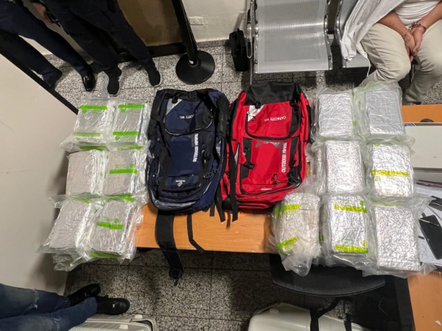 INTERVIENEN EXTRANJERO VIAJARÍA A ESPAÑA CON 40 PAQUETES PRESUMIBLEMENTE COCAÍNA